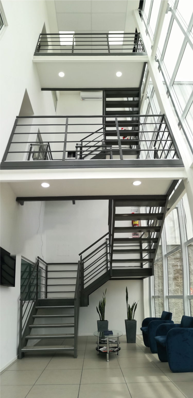 Diseno y construccion de oficinas. Espacio de trabajo abierto con iluminación natural