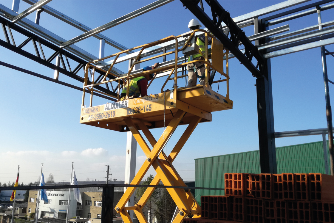 Montaje de estructura metalica para la construcción de la obra Lindal Group