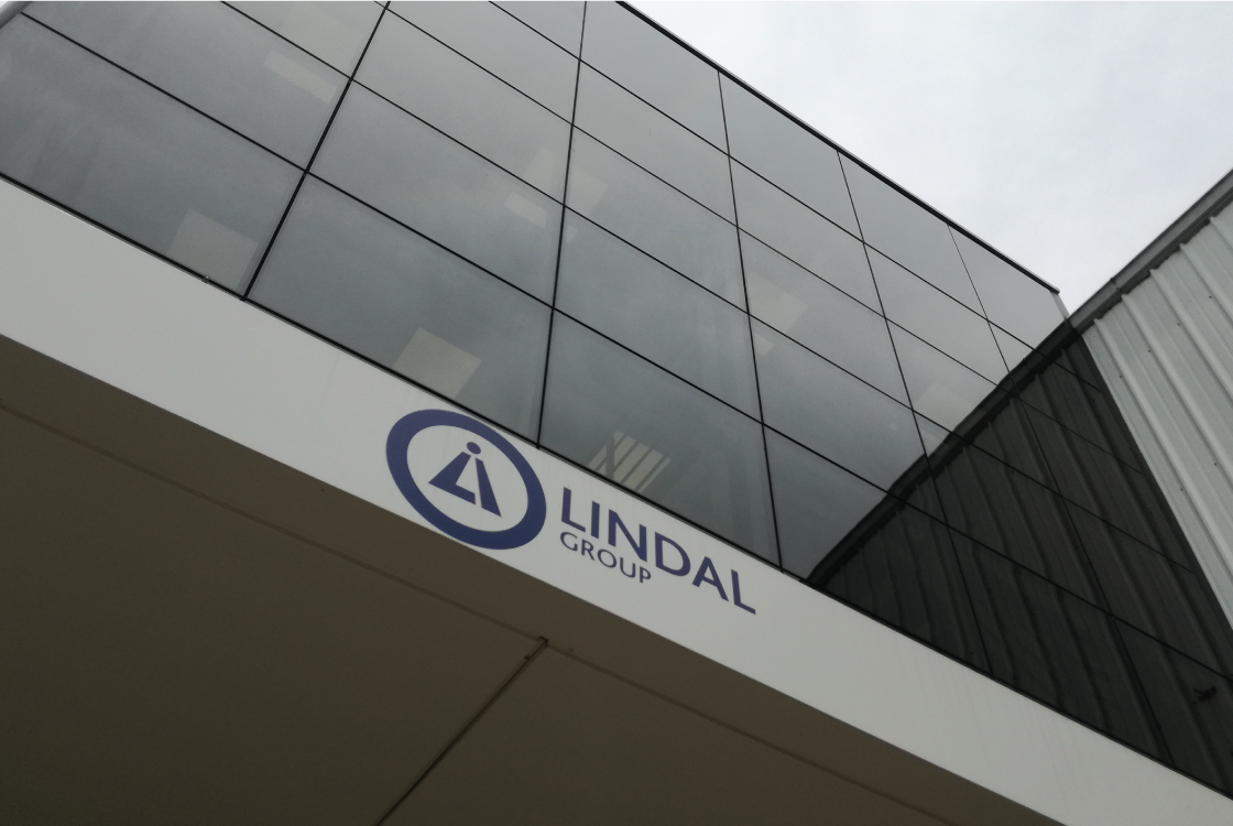 Diseno y construccion de oficinas. Ingreso con piel de vidrio