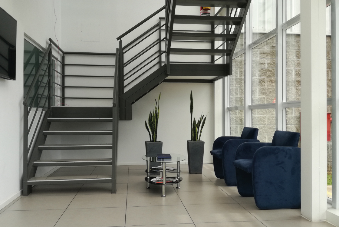 Diseno y construccion de oficinas. Recepción y escalera de ingreso a Lindal Group