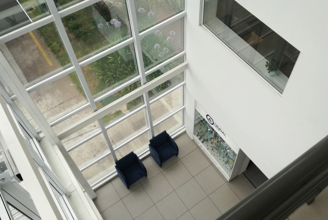 Diseno y construccion de oficinas. Recepción elegante con materiales de alta calidad