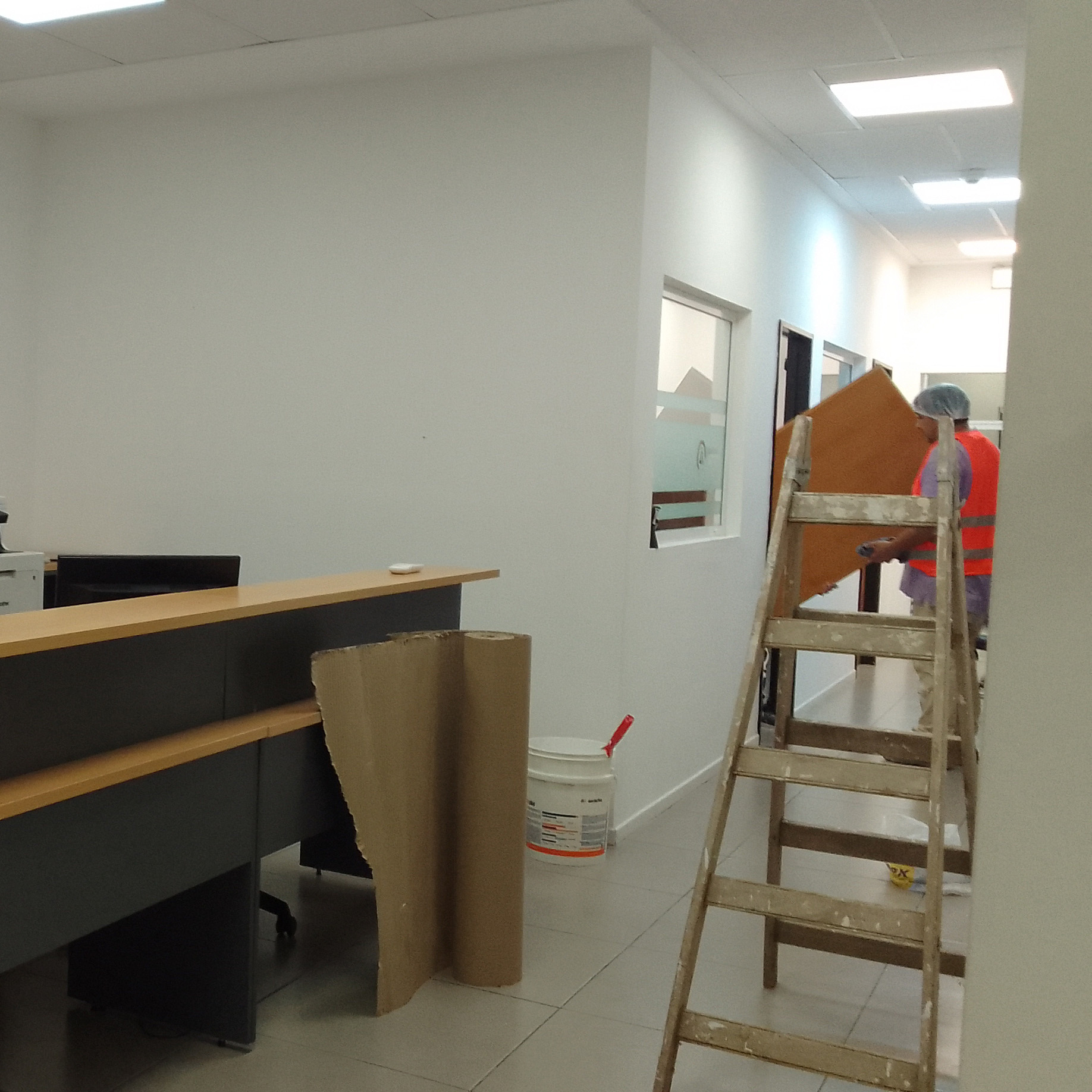 Pintura y renovación de oficinas en Lindal Group, mejorando la iluminación y ambiente de trabajo