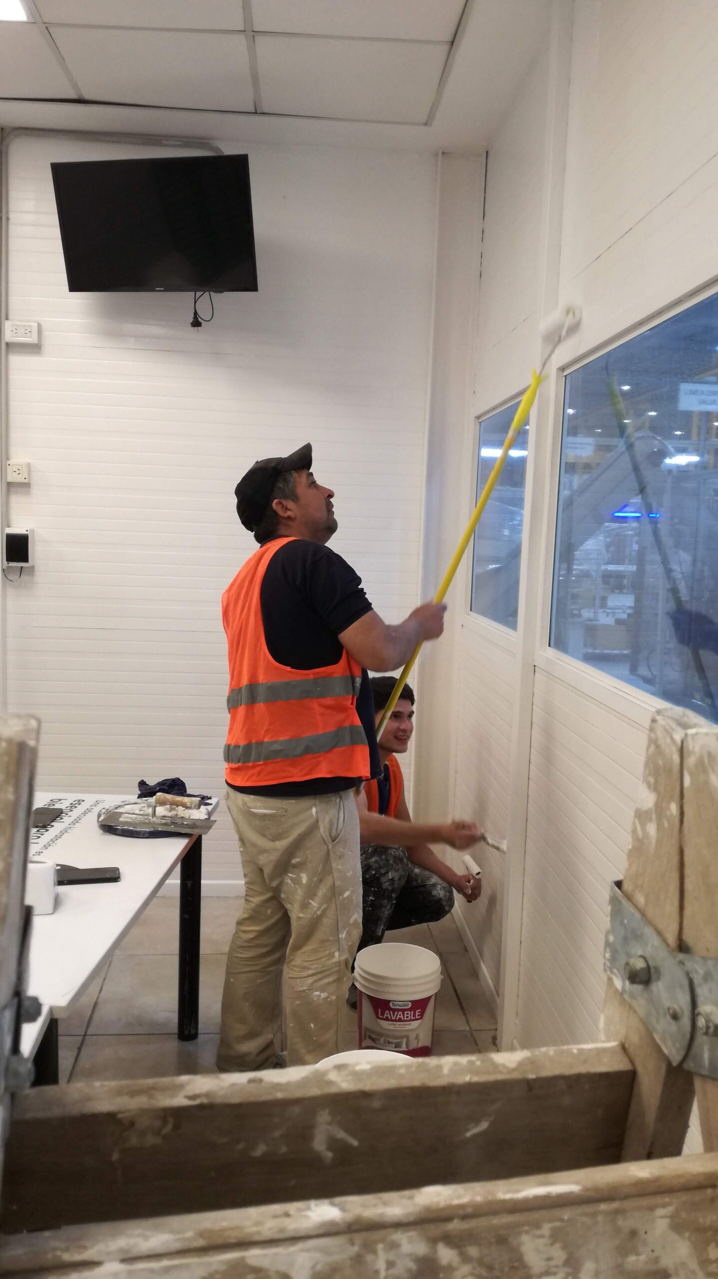 Comedor del personal en Lindal Group, con nueva pintura y mejoras en su diseño, creando un espacio más agradable y funcional para los empleados