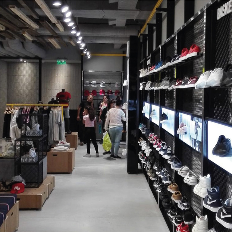 Iluminación y construcción del local comercial de GRID, garantizando calidad