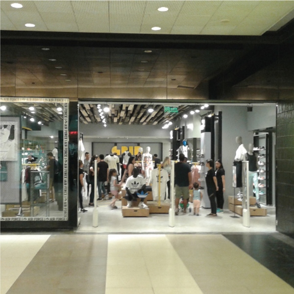 Vista exterior del nuevo local comercial de GRID en Shopping Abasto