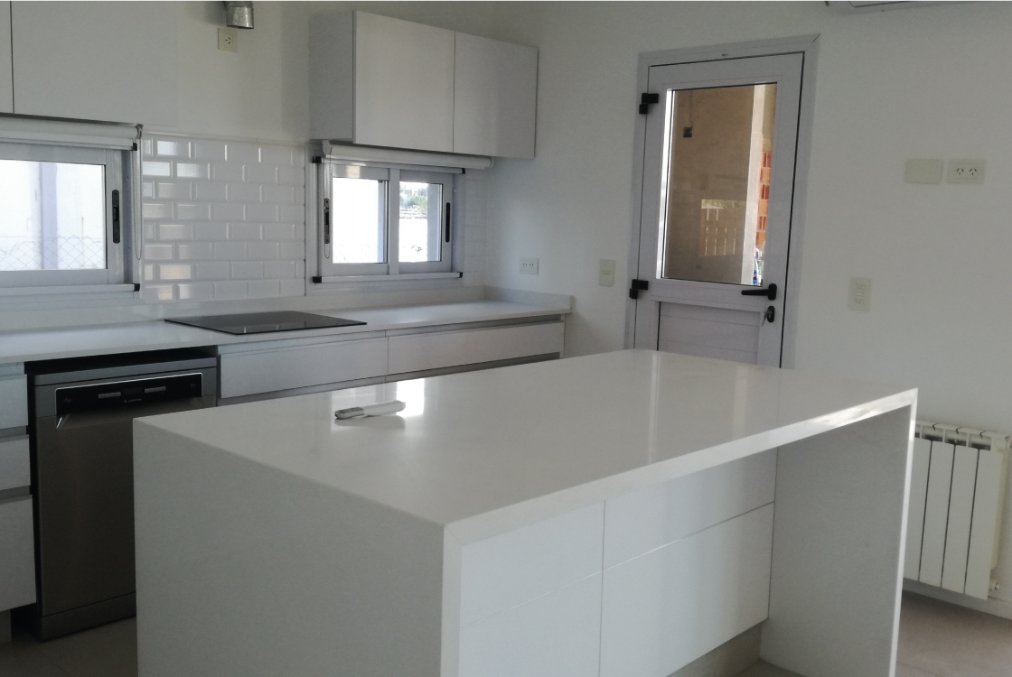 Vista del la cocina comedor integrada con un amplio espacio y materiales de primera calidad