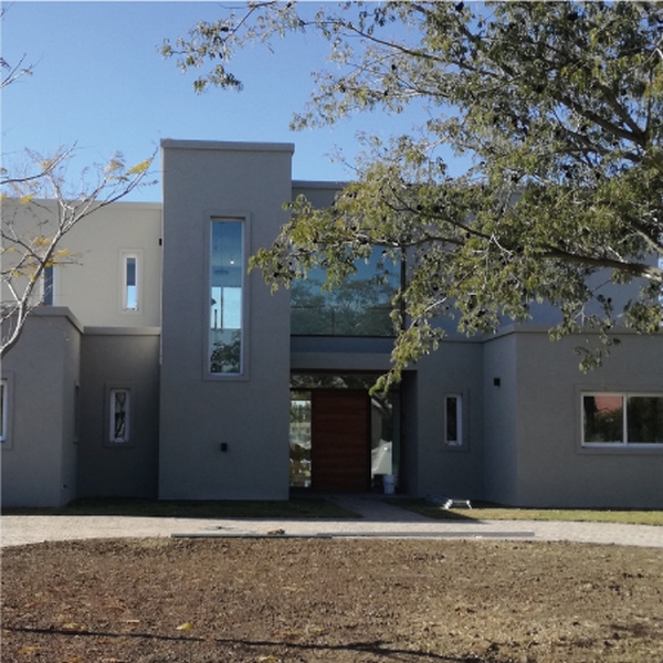 Vista exterior de la vivienda con taller y espacio para fotografía, diseñada por DUCTIL Arquitectura.