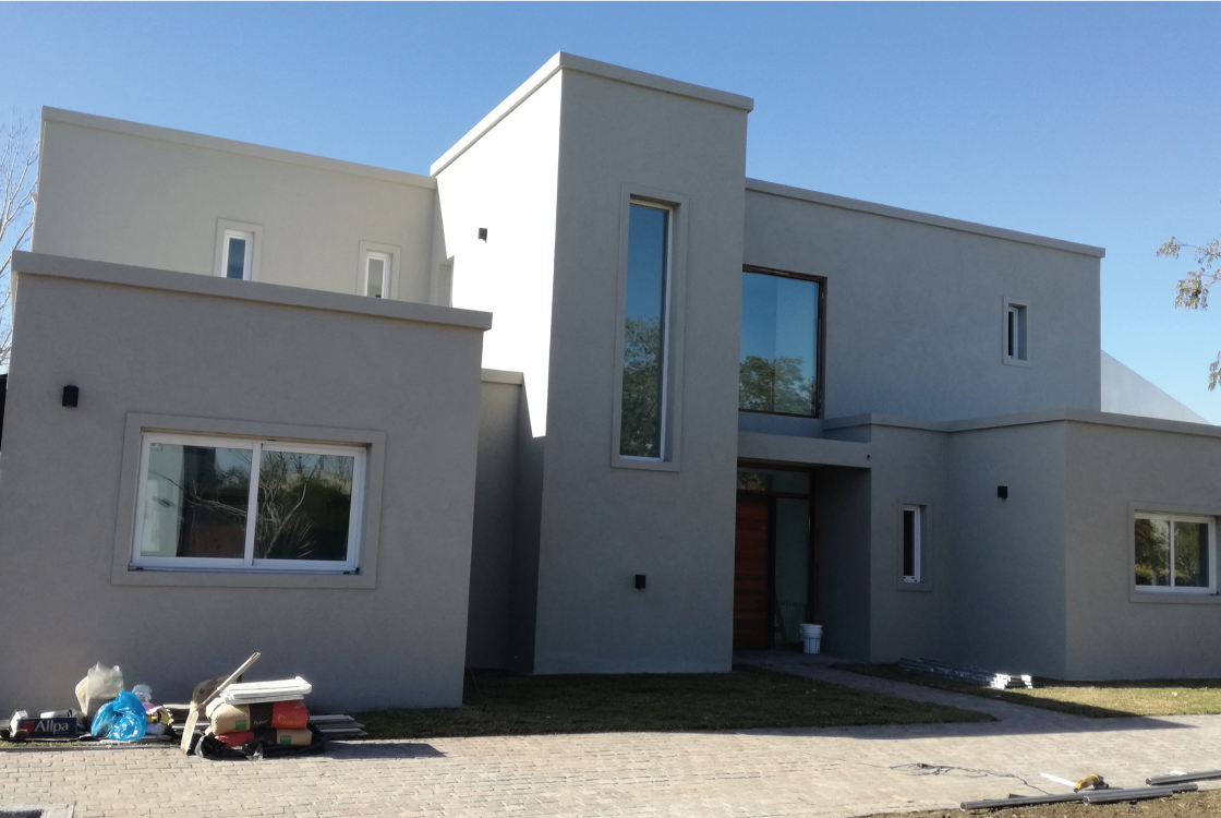 Vista exterior de la vivienda con taller y espacio para fotografía, diseñada por DUCTIL Arquitectura. Fachada terminada