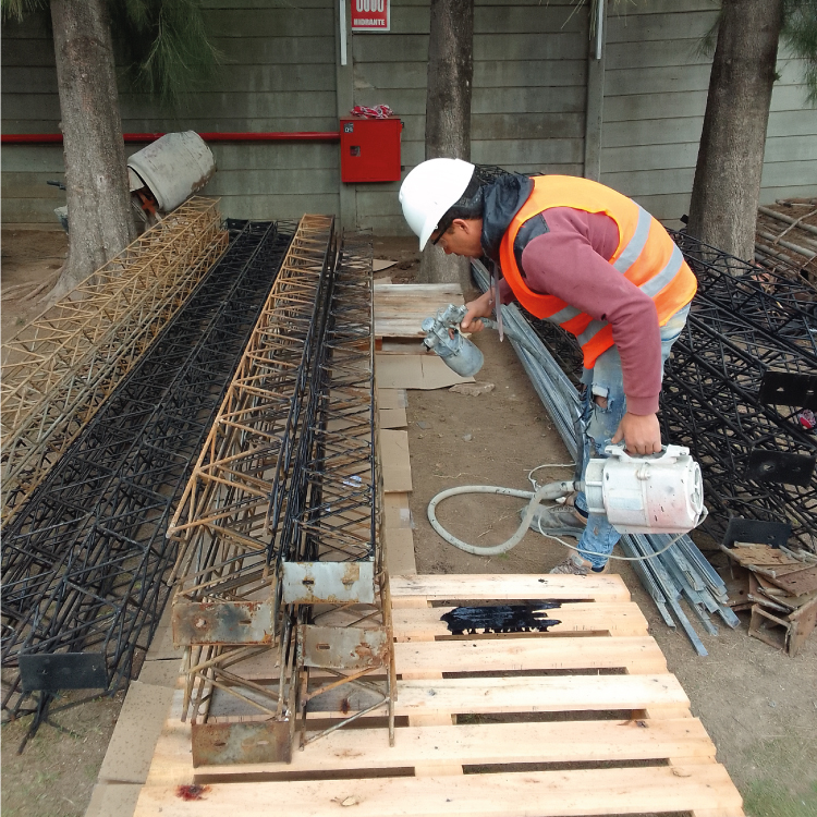 Vista detallada de la estructura metálica utilizada para seguridad industrial en Lindal Group
