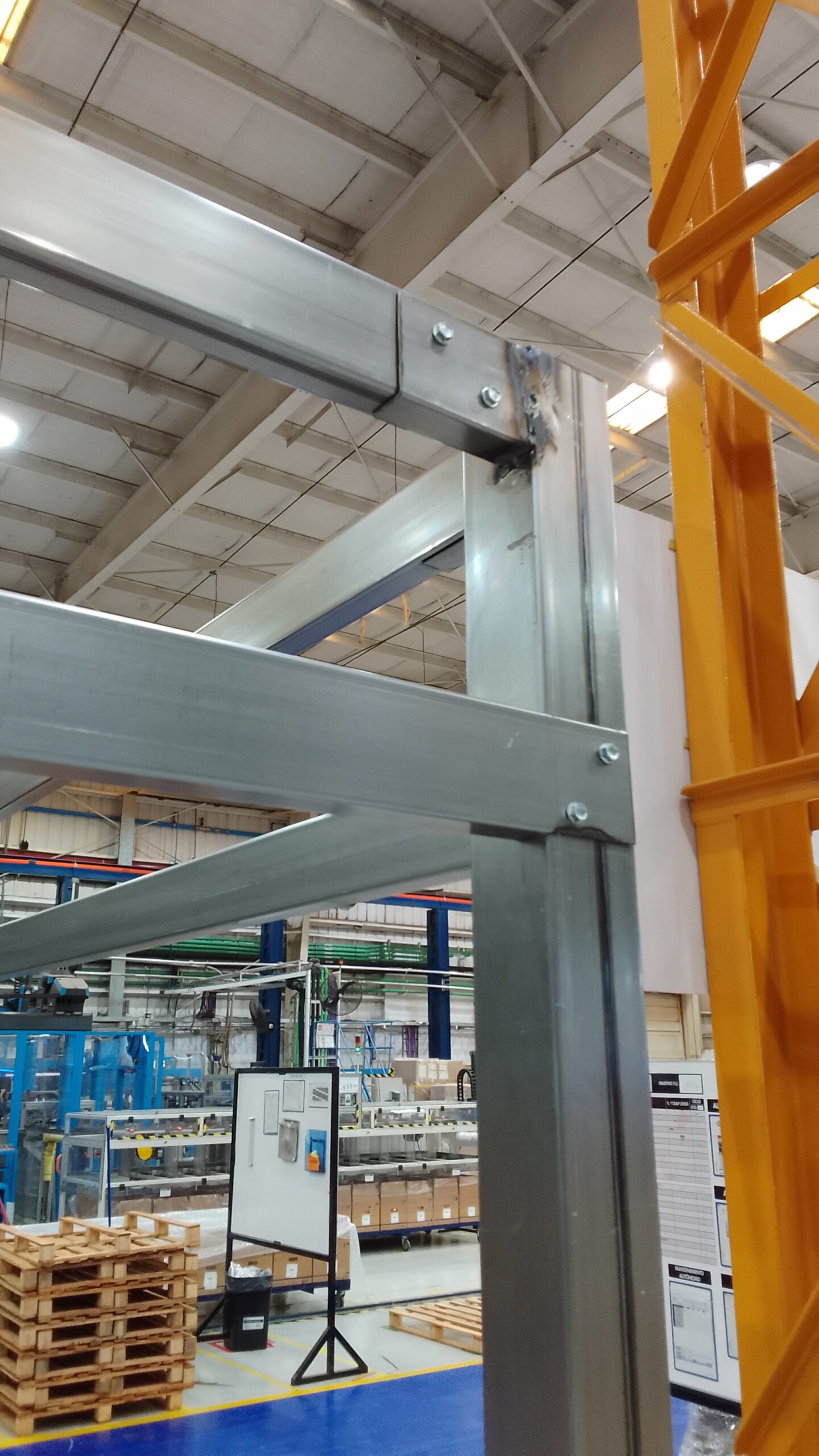 Instalación de estructura metálica en oficina modular para garantizar funcionalidad y eficiencia