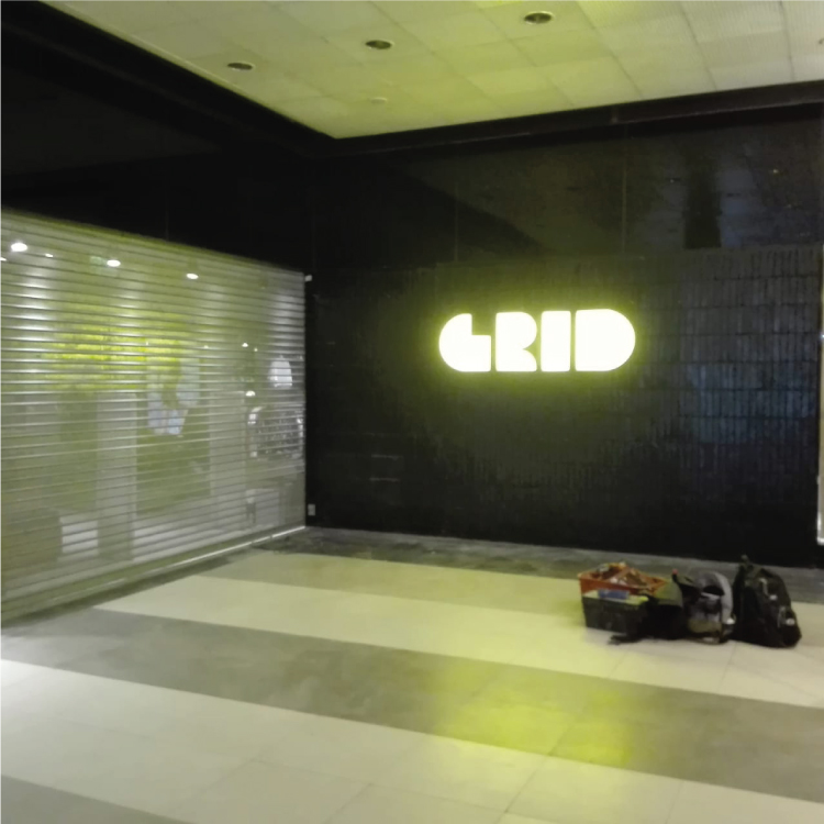 Fachada iluminada del local GRID en Abasto Shopping