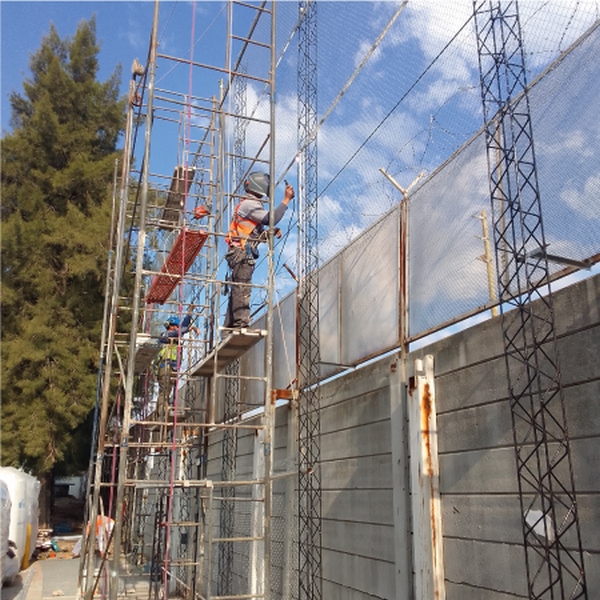 Montaje de estructura metálica para cerco de seguridad en Lindal Group