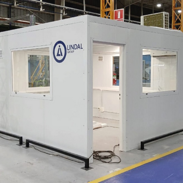 Construcción de oficina modular con paneles tipo sándwich para aislamiento térmico y acústico