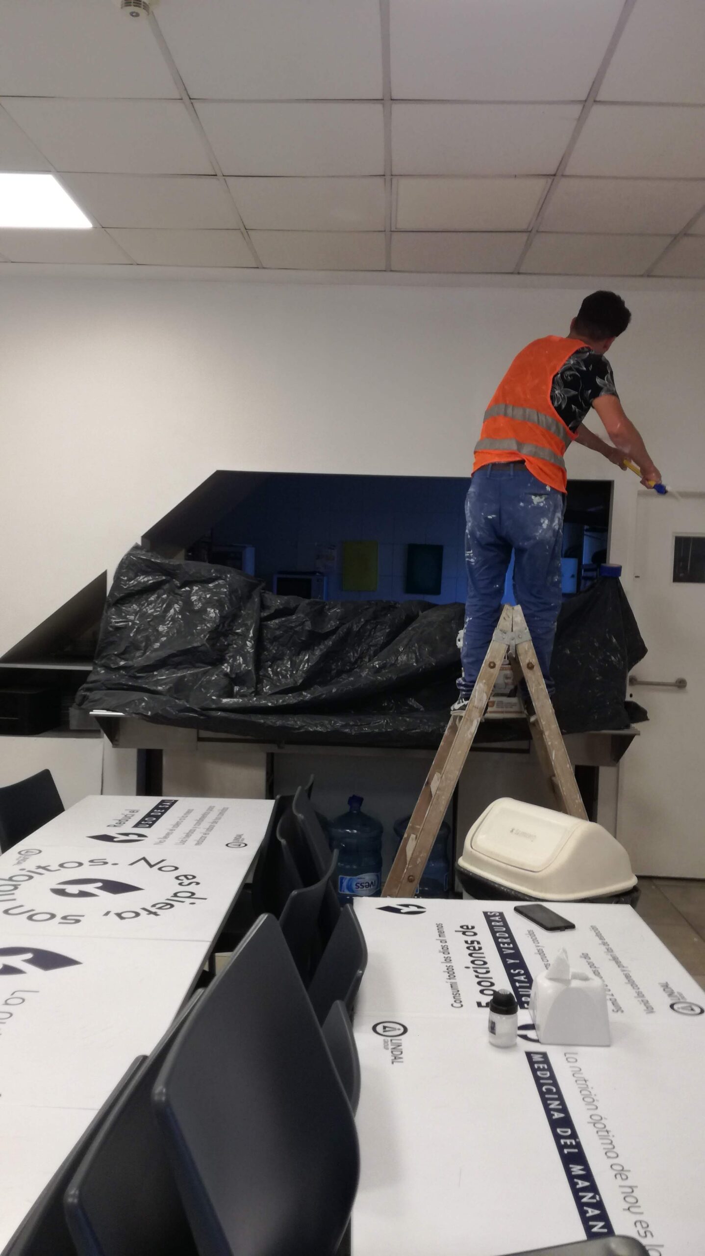 Comedor del personal en Lindal Group, renovado con nueva pintura para mejorar la calidad del espacio
