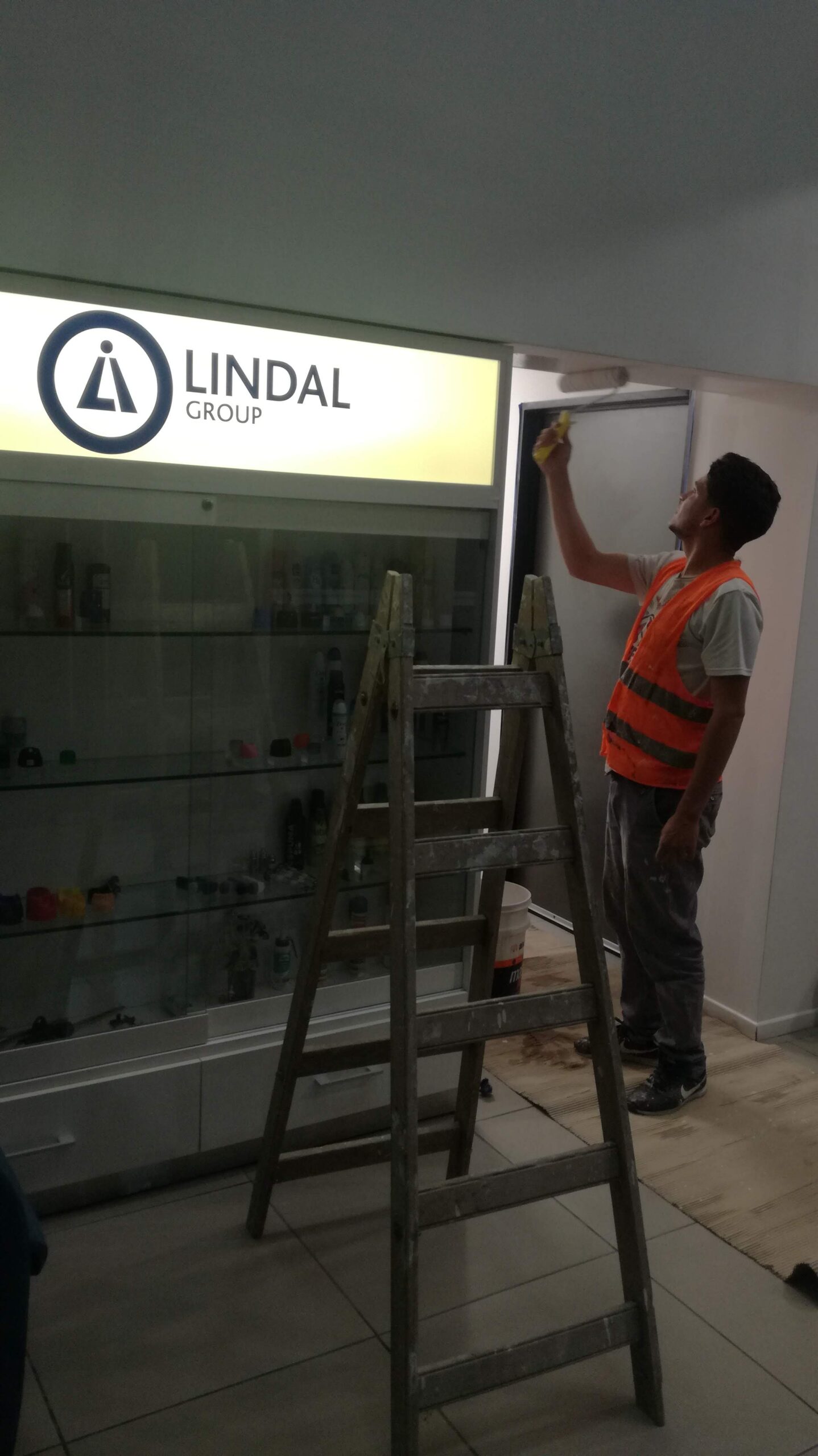 Reparación y pintura en el espacio de ingreso a las oficinas de Lindal Group, mejorando su aspecto y asegurando un ambiente profesional