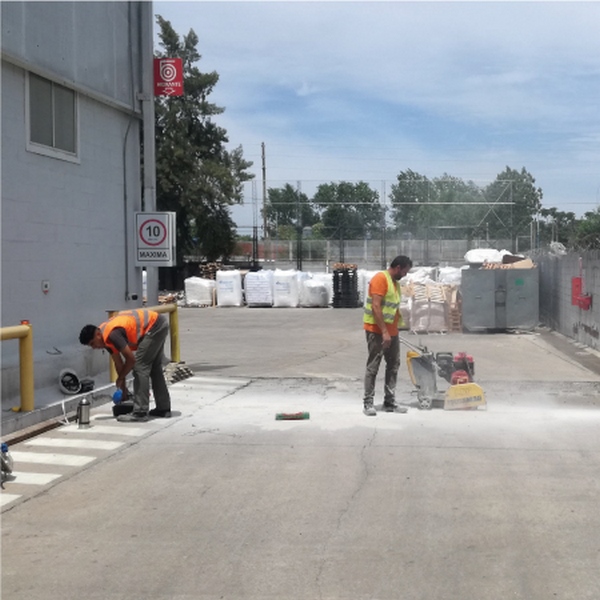 Proceso de reconstrucción del piso de hormigón con materiales de fraguado rápido en el proyecto realizado por DUCTIL Arquitectura.