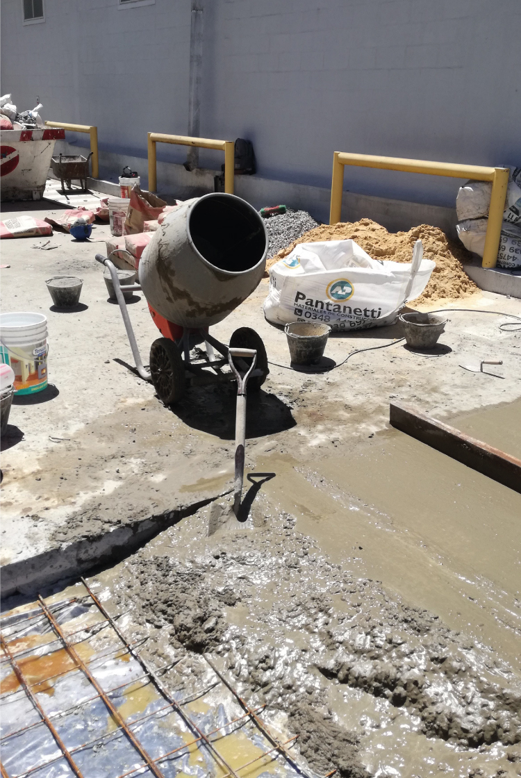 Piso de hormigón reconstruido listo para ser transitado en el menor tiempo posible, gracias a una planificación precisa en el proyecto de DUCTIL Arquitectura.