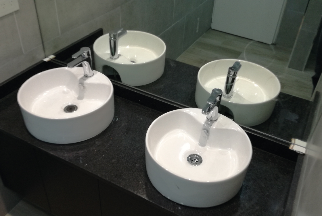 Mobiliario de baños instalado