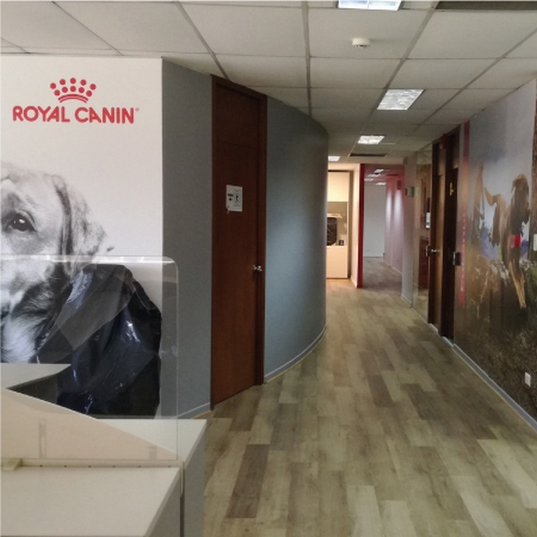 Vista ixterior de las oficinas remodeladas de Royal Canin en Don Torcuato.
