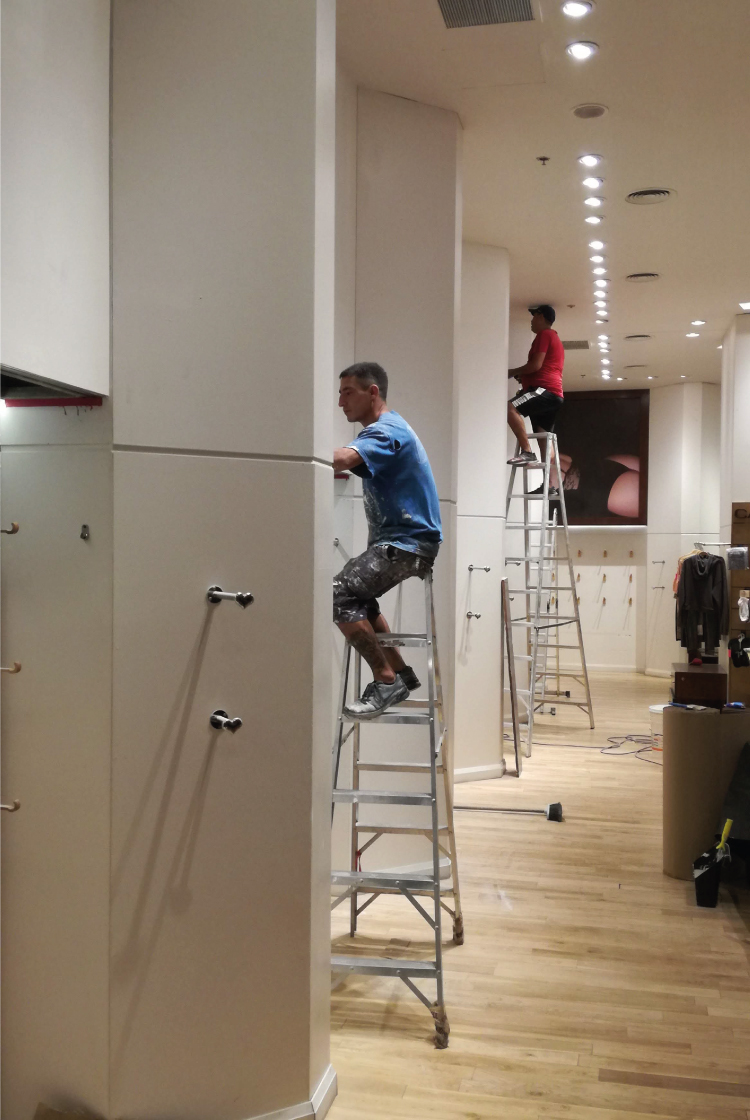 Renovación de locales comerciales en Caro Cuore, trabajos de iluminación y pintura Shopping DOT