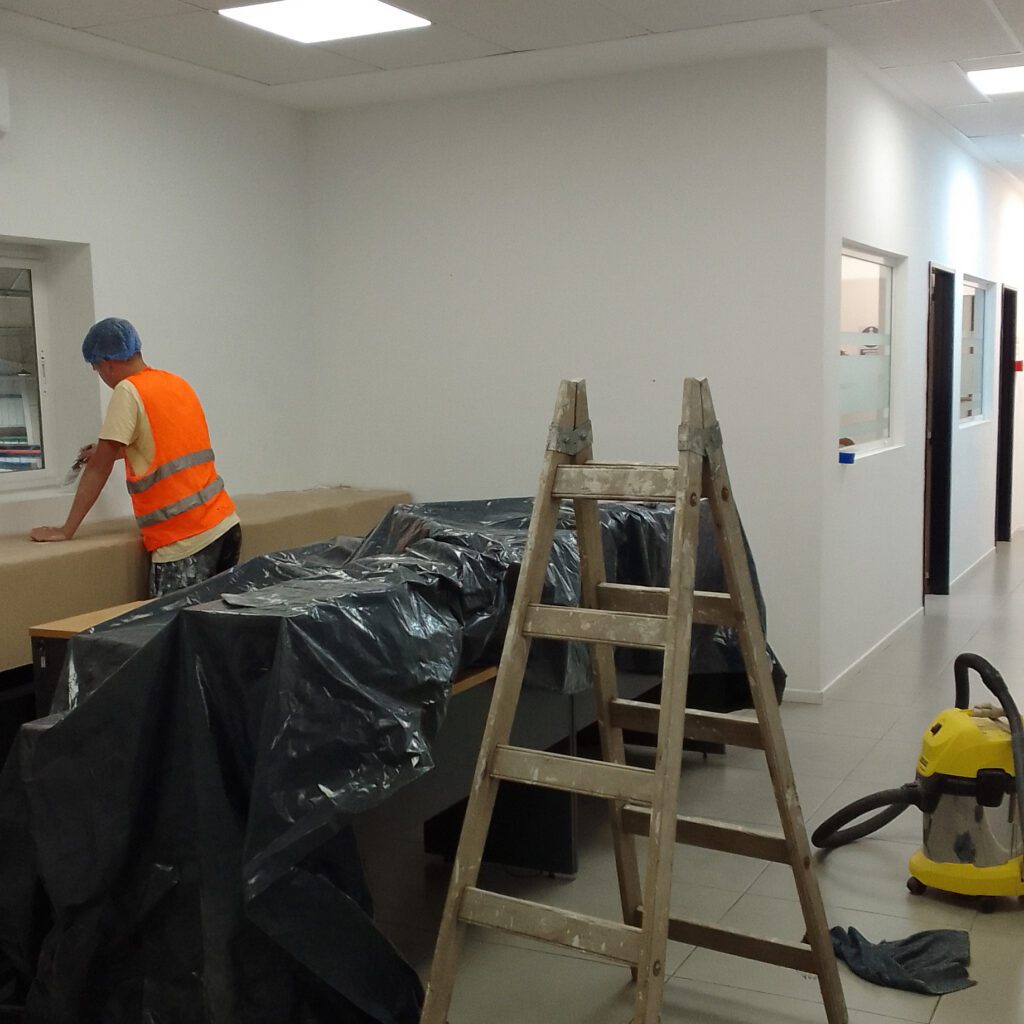 Oficinas del personal pintadas y renovadas en Lindal Group