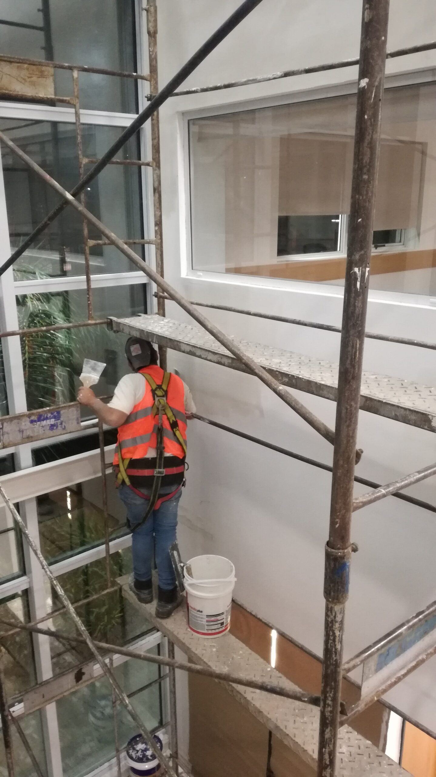 Hall de ingreso renovado con reparación y pintura en Lindal Group