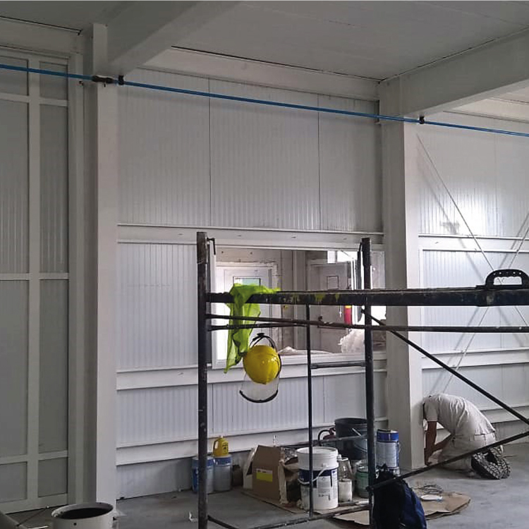 Revestimiento exterior de chapa en depósito para protección contra condiciones climáticas