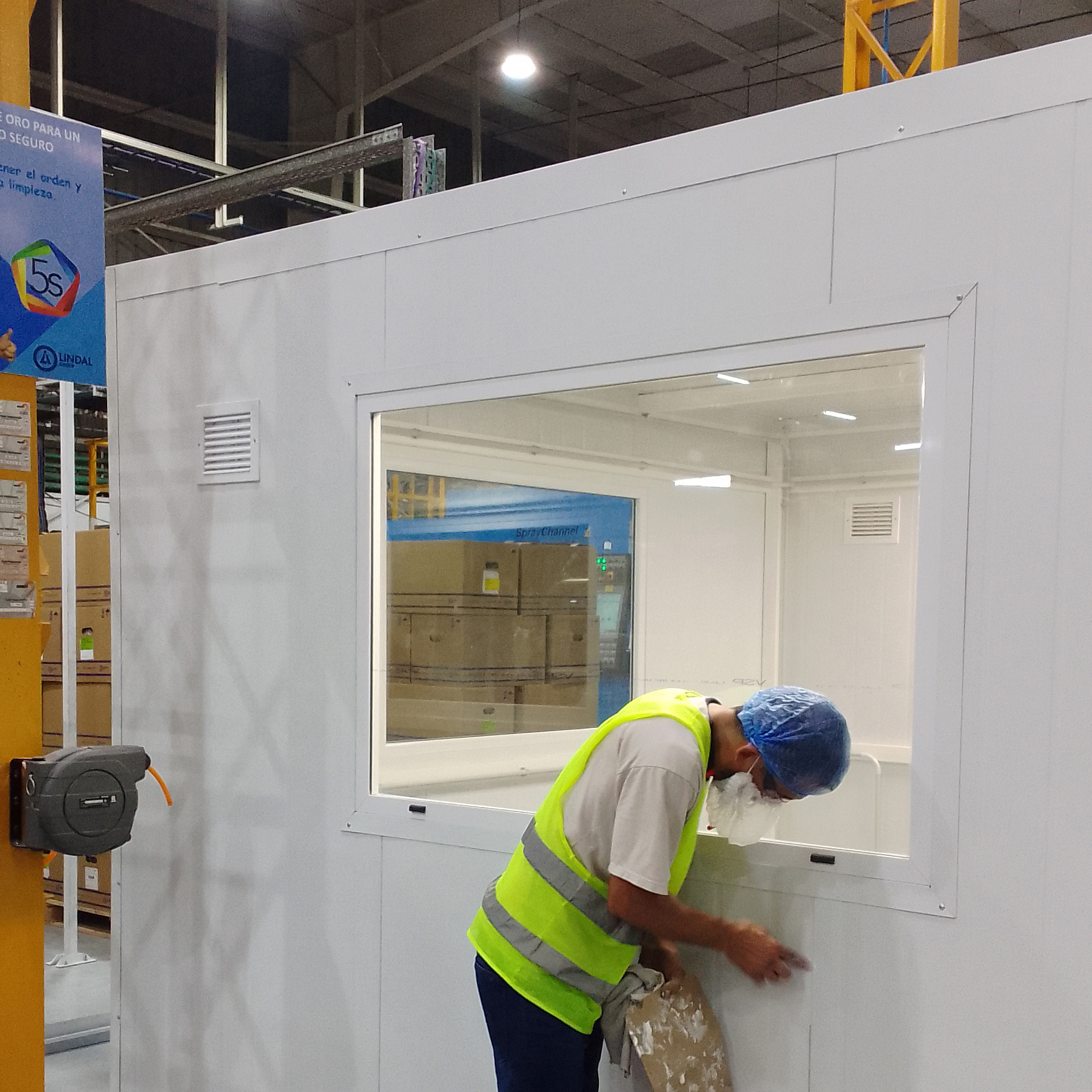 Terminaciones en oficina modular construida en la planta industrial Lindal Group