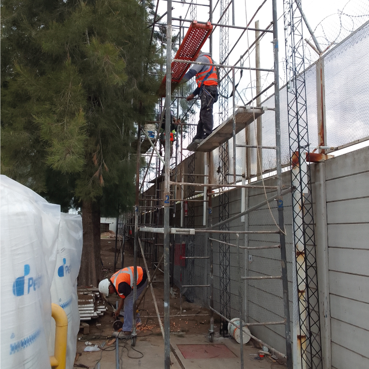 Vista general de la estructura metálica y cerco industrial en la planta de Lindal Group